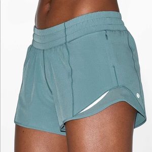 Lululemon Hotty Hot Short II *Long 4"
Size 2 Aquatic Green
